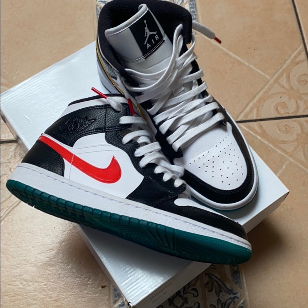 Air Jordan 1 Mid WMNS